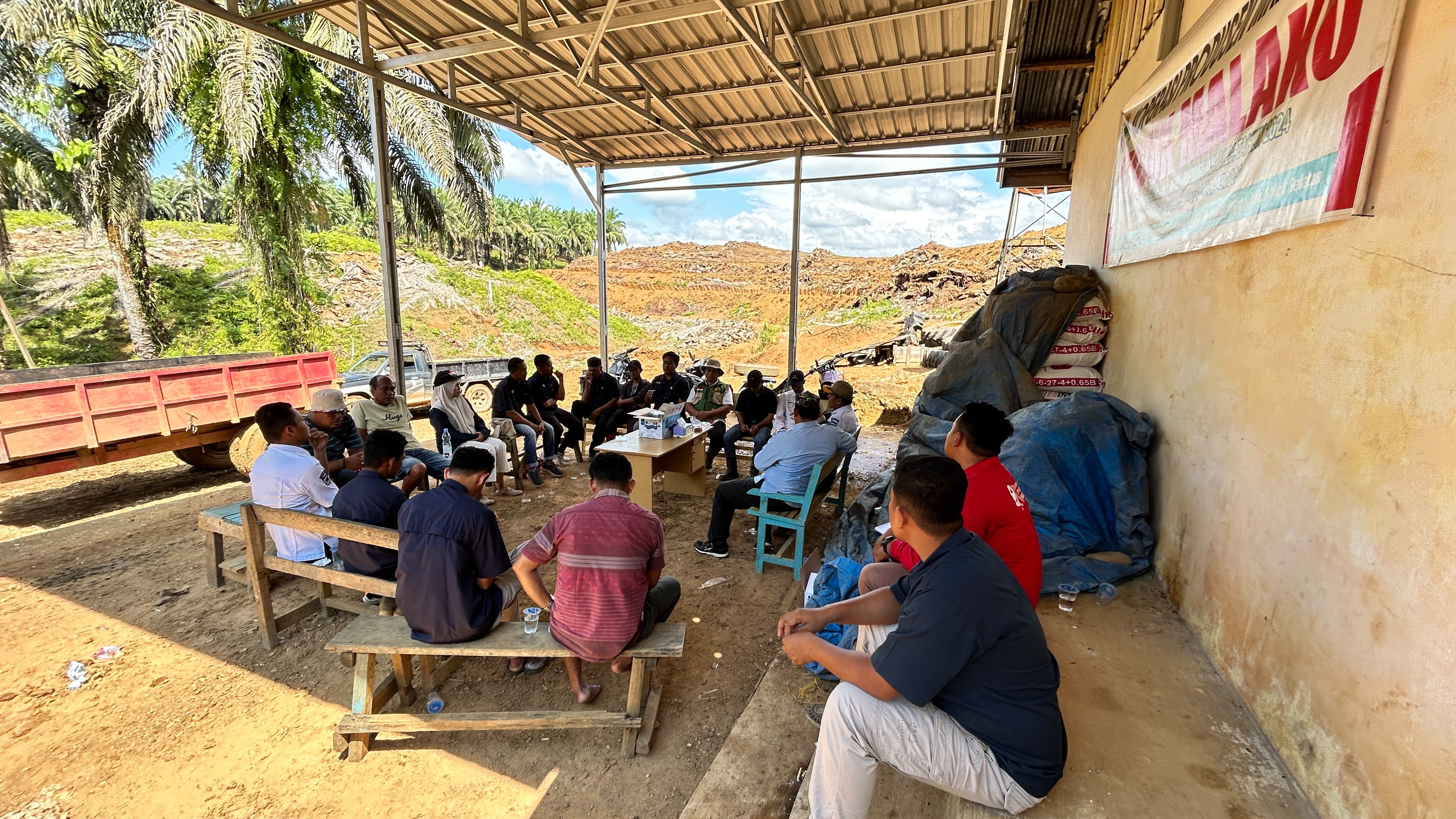 Tim PKSP melaksanakan kegiatan Monitoring dan Evaluasi (Monev) Program PSR Kebun Sawit Koperasi Produsen Madani Lubuk Malako