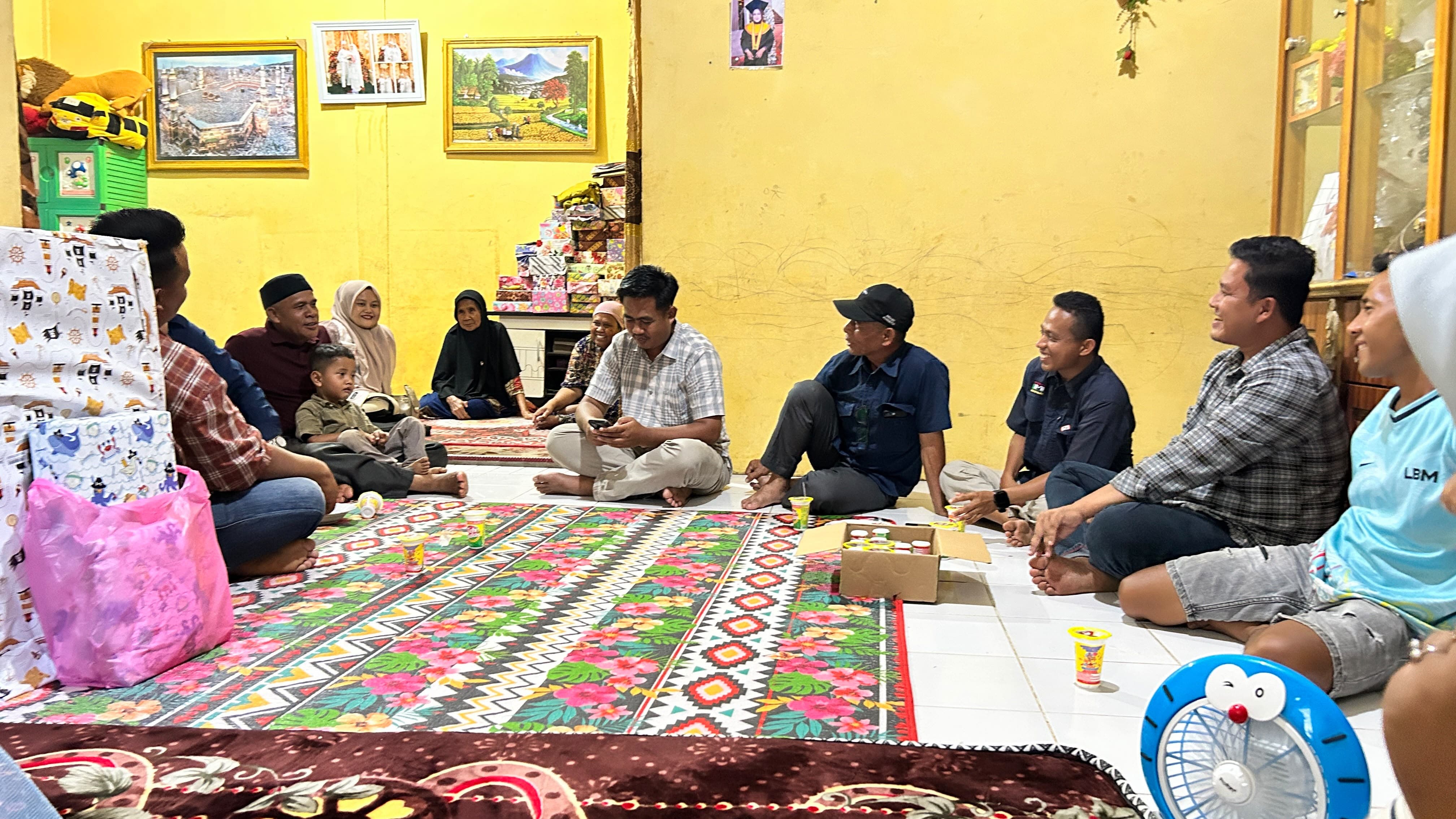 Pengelola dan Pengawas BUMNag Madani Lubuk Malako Jenguk Buah Hati Mandor Rawat