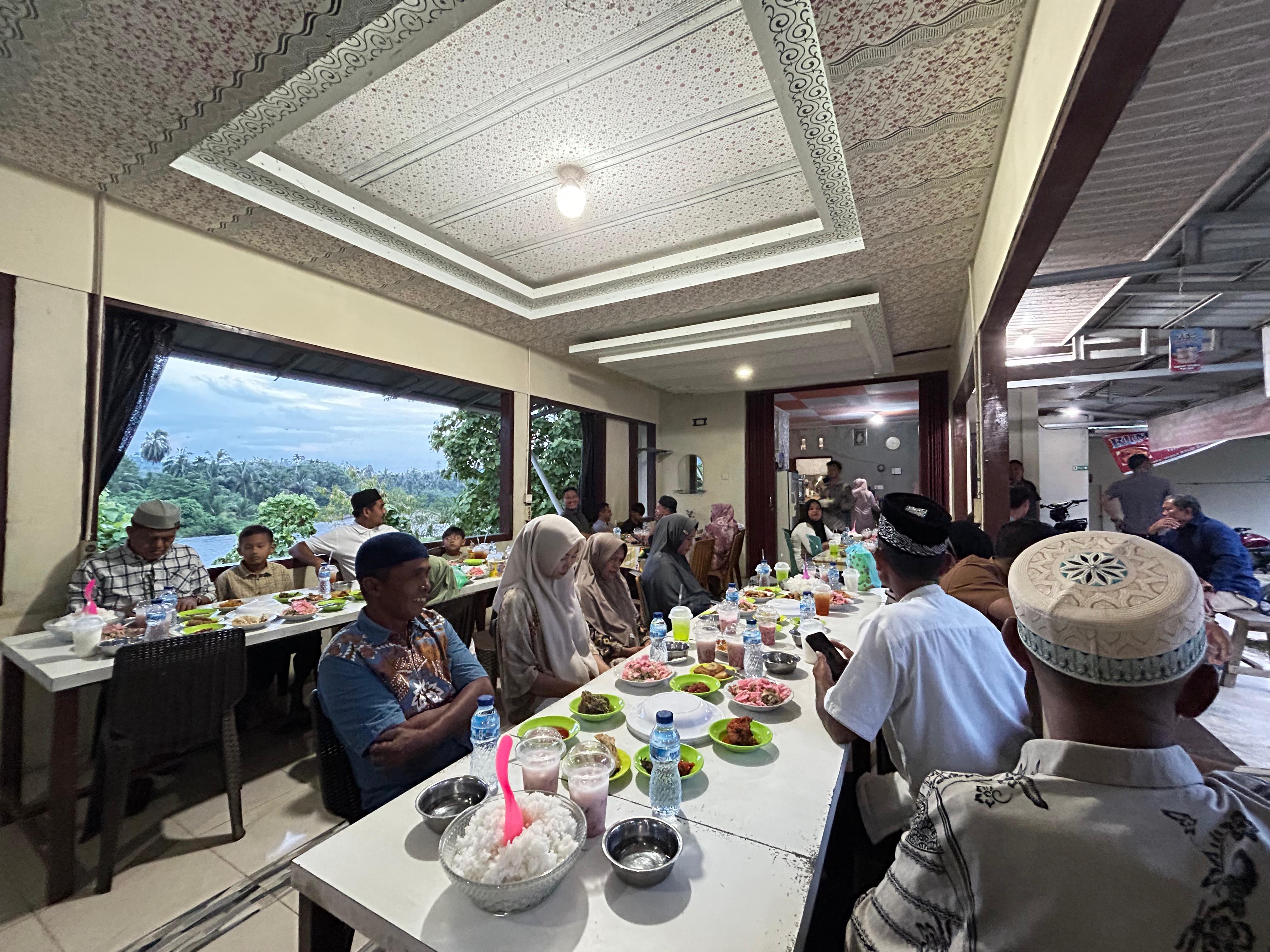 Penghujung bulan ramadhan keluarga besar BUMNag Madani Lubuk Malako gelar buka bersama