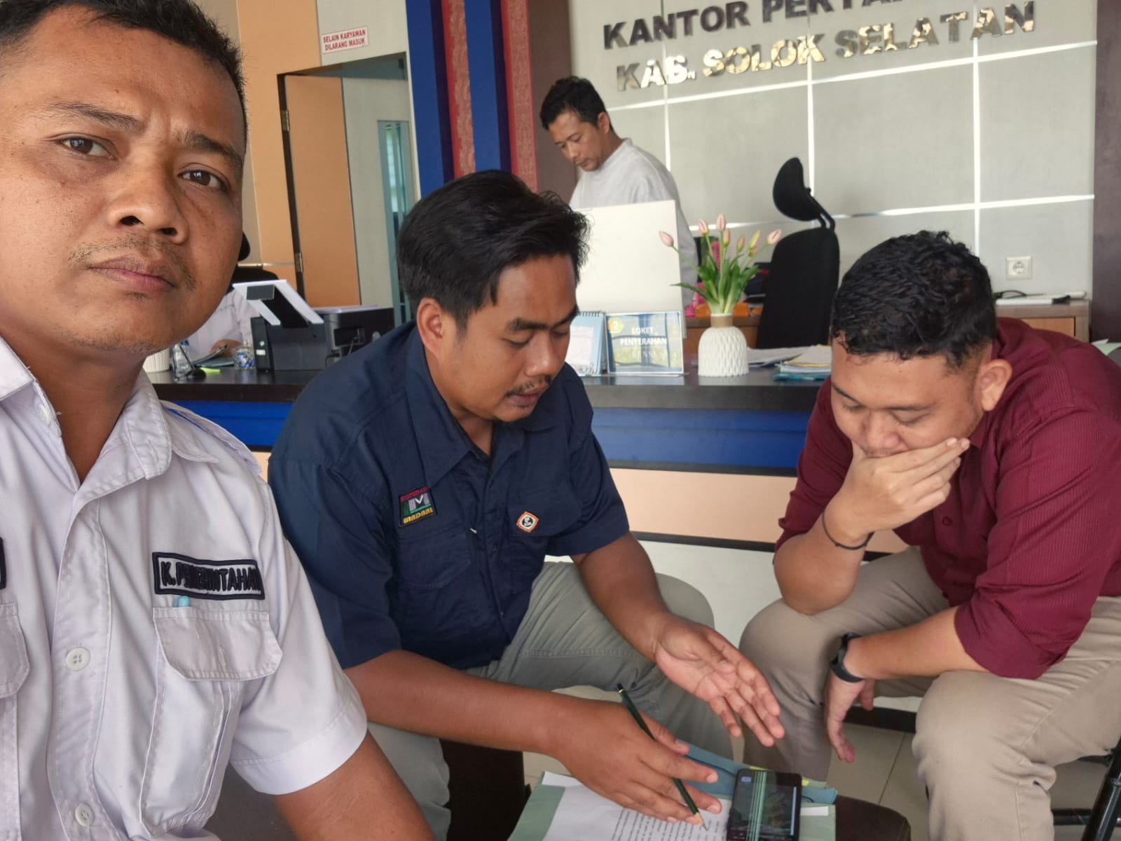 Direktur BUMNag Madani Lubuk Malako Kunjungi BUMNag Sehati Lubuk Gadang, Pelajari Budidaya Ayam Petelur dan Produksi Pakan