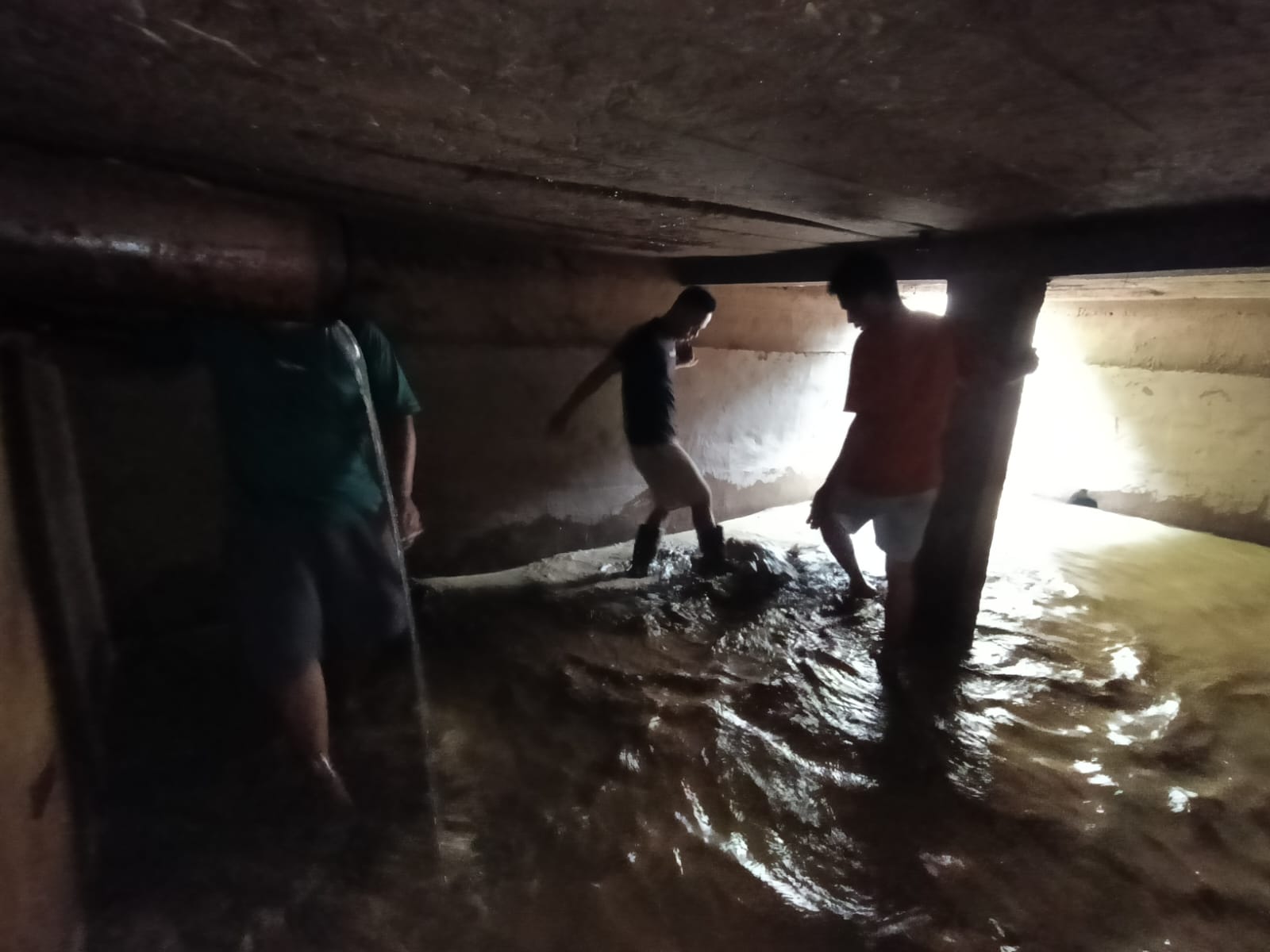 Pengelola BUMNag Madani Bersama Pemerintah Nagari dan Masyarakat Gotong Royong Perbaiki Intake Pamsimas