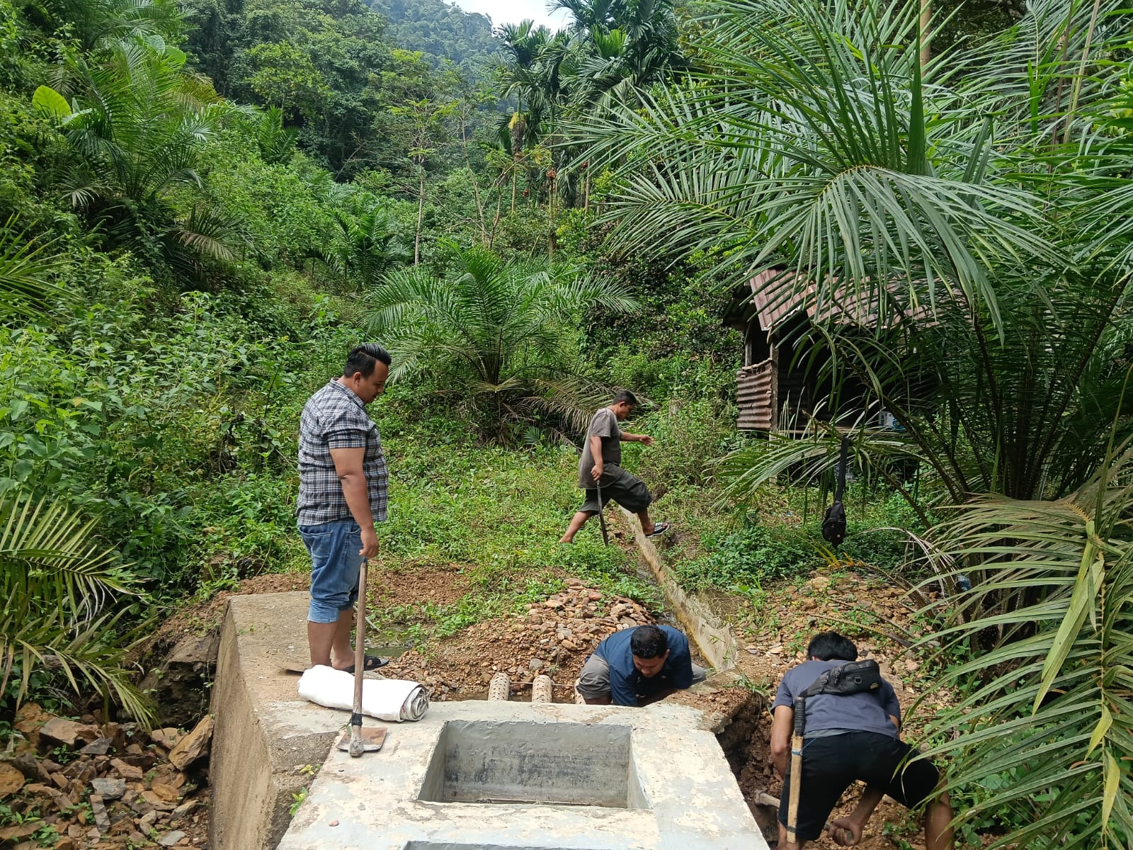 Pengelola BUMNag Madani Bersama Pemerintah Nagari dan Masyarakat Gotong Royong Perbaiki Intake Pamsimas